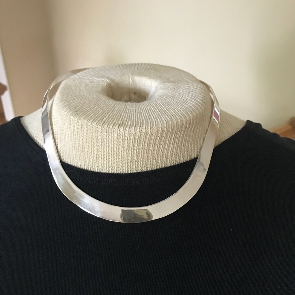 Silver neck collar
